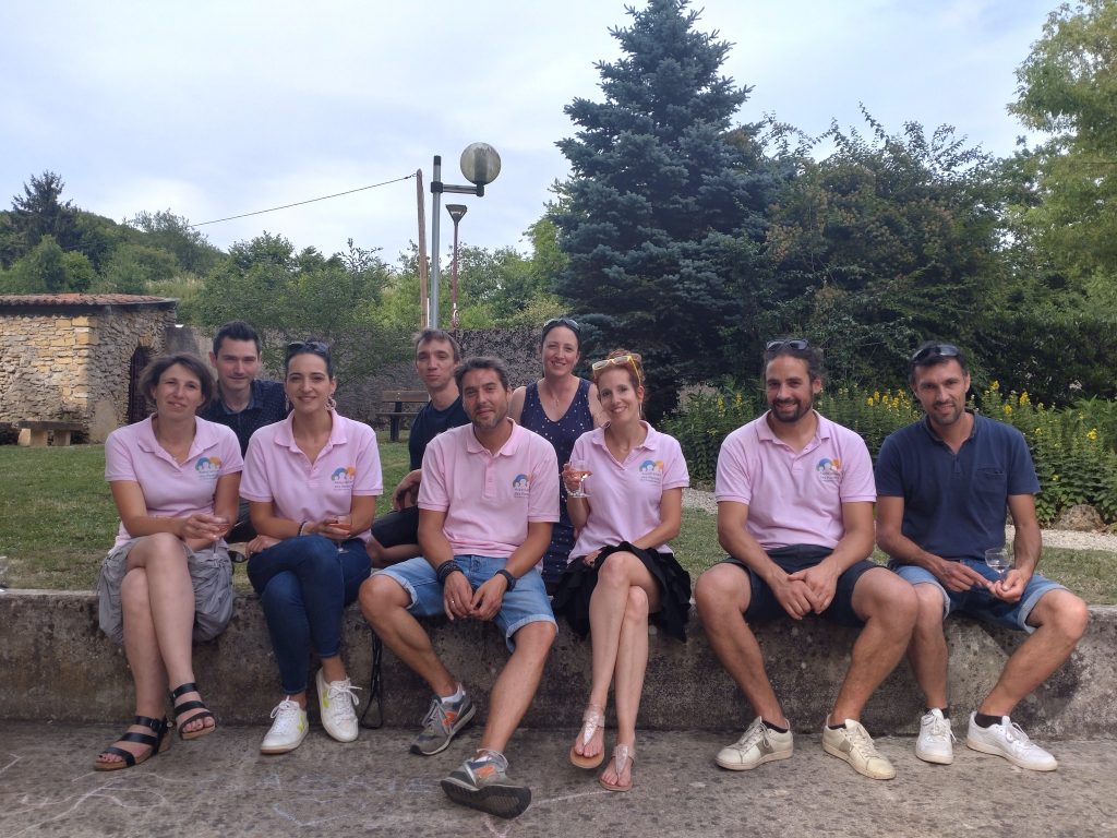 Photo de l'équipe de bénévole de l'association des parents dans le parc de Châtel-Saint-Germain